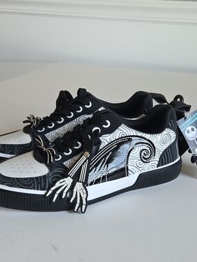 Disney Black & White Nightmare Before Christmas Graphic Low-Top Sneakers Size 8